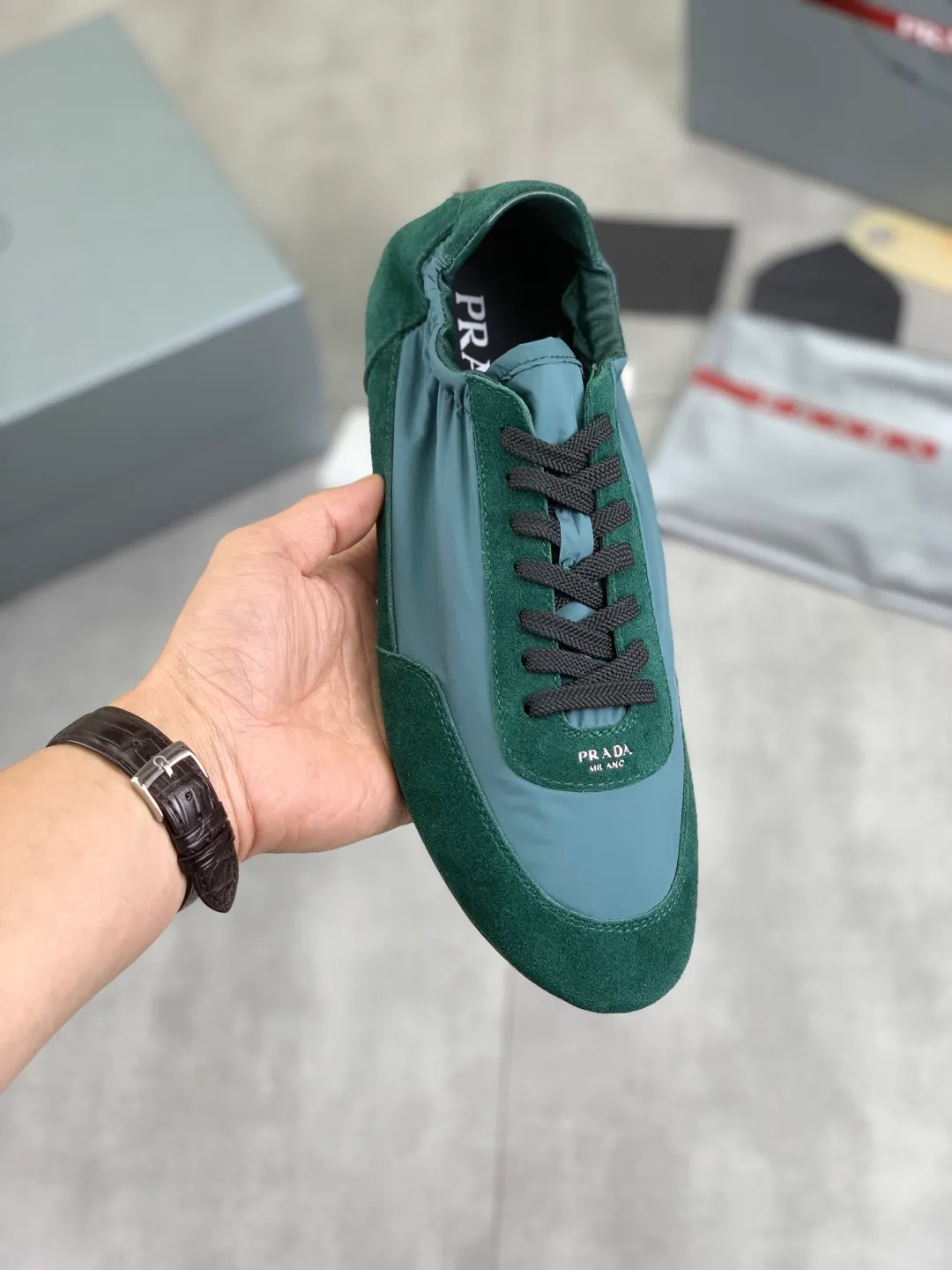 Men's shoes 💰P500💰【New style】hot style is on the official website, 🆘 Trendy brand (Prada) mainly promotes hot style, avant-garde and versatile fashion men's shoes private version mold opening, cowhide surface splicing 1:1 replica... fashionable and simple, original imported cowhide lining cowhide feet; the atmosphere and personality are more fashionable, eye-catching and pursuing class. It will subvert the old idea and be a must-have for fashion trendsetters with you! Must keep it for yourself! Tall and comfortable, large and low, high-end quality workmanship. Size: 38-44; 6️⃣colors available.